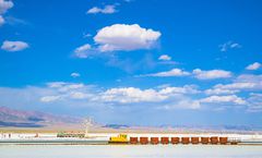 ทัวร์จีน ซีหนิง ชิงไห่ ภูเขาสายรุ้ง ทะเลสาบเกลือฉาข่า เนินทรายหมิงซาซาน สระน้ำวงพระจันทร์ ทะเลสาบเกลือฉาเอ่อร์ฮั่น