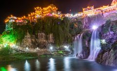 ทัวร์จีน บินตรงฉางซา จางเจียเจี้ย เมืองโบราณฝูหรงเจิ้น เขาอวตาร เขาประตูสวรรค์เทียนเหมินซาน โชว์จิ้งจอกขาว ไม่เข้าร้านรัฐบาล