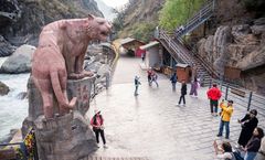 ทัวร์จีน บินตรงลี่เจียง ต้าหลี่ แชงกรีล่า ช่องแคบเสือกระโจน สระน้ำมังกรดำ ร้านกาแฟ หยุนตี้อัน นั่งรถไฟชมภูเขาหิมะมังกรหยก