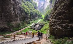 ทัวร์ฮ่องกง จีน ปีใหม่ ฉงชิ่ง อู่หลง อุทยานหลุมฟ้าสะพานสวรรค์ วัดแชกง วัดหลัวฮั่น ไม่เข้าร้านรัฐบาล