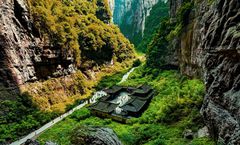 ทัวร์จีน ฉงชิ่ง อู่หลง อุทยานหลุมฟ้าสะพานสวรรค์ ลิฟต์แก้ว อุทยานเขานางฟ้า หงหยาต้ง รถไฟวิ่งทะลุตึก มหาศาลาประชาคม