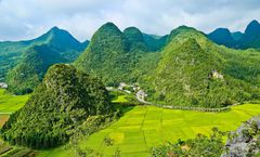 ทัวร์จีน คุนหมิง ซิงอี้ ป่าภูเขาหมื่นยอด สวนดอกไม้ตามฤดูกาล หุบเหวน้ำตกร้อยสายหม่าหลิงเหอ ล่องเรือทะเลสาบว่างเฟิงหู 