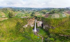 ทัวร์มาเลเซีย อินโดนีเซีย กัวลาลัมเปอร์ ตึกปิโตรนาส ทะเลสาบโทบา หมู่บ้านอัมบาริตา น้ำตกซิปิโซปิโซ พระพุทธรูปเจ้าแม่กวนอิมยักษ์ 