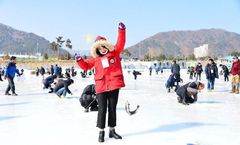 ทัวร์เกาหลี ฮวาชอน ป้อมปราการซูวอนฮวาซอง สวนสนุกล็อตเต้เวิลด์ สวนกรีนเฮาส์สตรอว์เบอร์รี่ เทศกาลตกปลาน้ำแข็ง