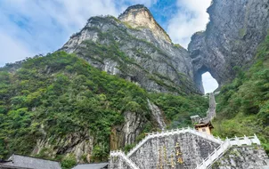 ทัวร์จีน จางเจียเจี้ย ถ้ำประตูสวรรค์ เขาเทียนเหมินซาน เมืองโบราณฝูหรงเจิ้น ตึกมหัศจรรย์ 72 ชั้น ล่องเรือแม่น้ำแยงซีเกียง