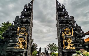 ทัวร์อินโดนีเซีย บาหลี หาดจิมบารัน วิหารอูลูวาตู วัดน้ำพุศักดิ์สิทธิ์ วิหารทานาล้อต