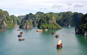 ทัวร์เวียดนาม อ่าวฮาลองเบย์ ถ้ำสวรรค์ เกาะไก่ชน จัตุรัสบางดิงห์ สุสานโฮจิมินห์ ถนน36สาย